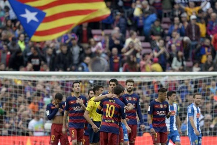 Para pemain FC Barcelona merayakan kemenangan atas Espanyol dalam lanjutan La Liga di Stadion Camp Nou, Minggu (8/5/2016).