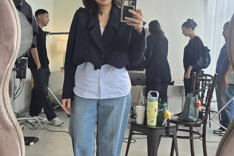 Dian Sastro mengenakan outfit yang membuatnya tampak awet muda.