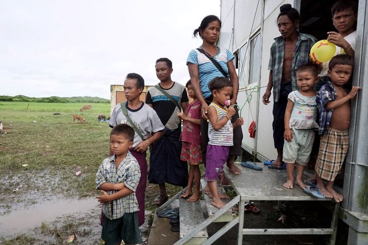 Keluarga etnis Mro yang melarikan diri dari desa mereka karena kerusuhan berada di tempat penampungan sementara di sebuah desa dekat Kota Maungdaw di negara bagian Rakhine utara, Myanmar, 31 Agustus 2017.