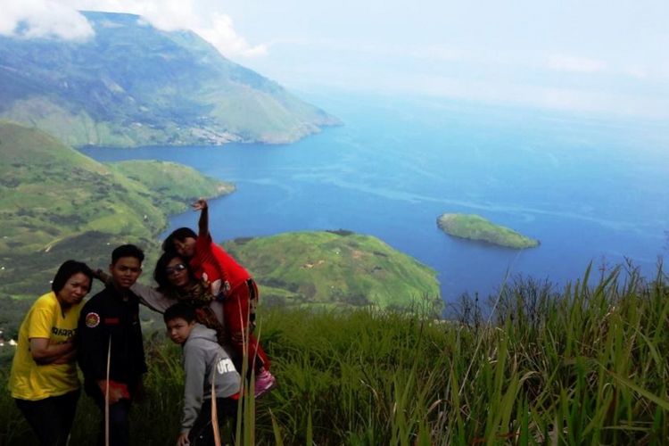 Danau Toba dipandang dari puncak Pusuk Buhit, Kabupaten Samosir, Sumatera Utara.