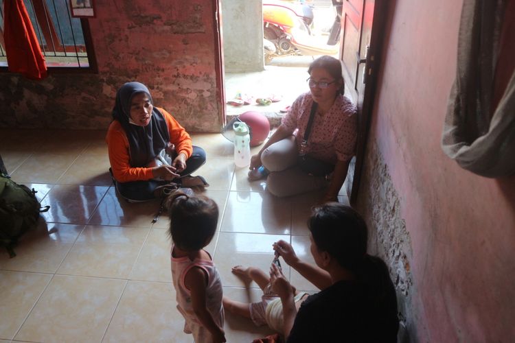 Yusniar saat mengunjungi keluarga penderita stunting di Kelurahan Belawan Sicanang