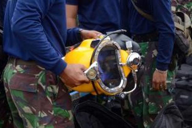 Anggota Marinir menyiapkan peralatan selam untuk pencarian pesawat AirAsia QZ8501, saat tiba di Pangkalan Bun, Kalimantan Tengah, Rabu (31/12/2014). Dua dari tujuh jenazah jatuhnya pesawat AirAsia QZ8501 yang telah ditemukan berhasil dibawa ke posko untuk kemudian diidentifikasi di RSUD Sultan Imanudin.