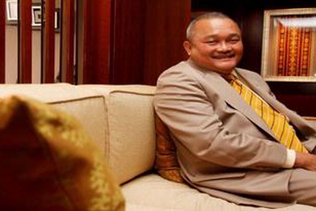 Gubernur Sumatera Selatan, Alex Noerdin saat melakukan wawancara bersama para wartawan di Hotel Mandarin Oriental, Jakarta, Senin (12/3/2012). Pada wawancara tersebut Alex menyatakan kesiapannya untuk maju sebagai Calon Gubernur DKI Jakarta melalui Partai Golkar. KOMPAS IMAGES/BANAR FIL ARDHI