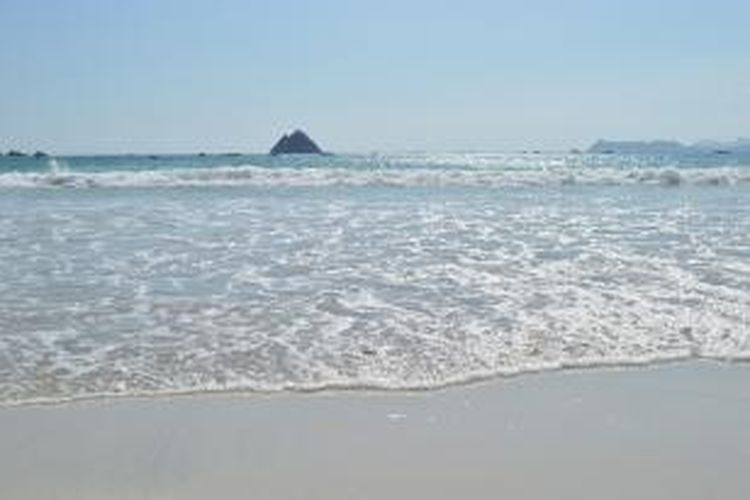 Ombak di Pantai Selong Blanak, Desa Selong Blanak, Kecamatan Praya Barat, Lombok Tengah, Nusa Tenggara Barat, Jumat (20/11/2015). Pantai Selong Blanak banyak dikunjungi oleh wisatawan pemula yang ingin belajar selancar.