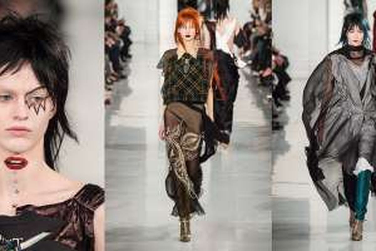 Koleksi terbaru John Galliano di pekan mode adibusana di Paris. 