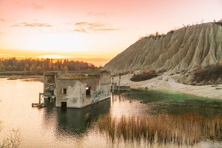 Pesona Penjara Rummu, tempat terbengkalai di Estonia. [Via Cntraveler.com]
