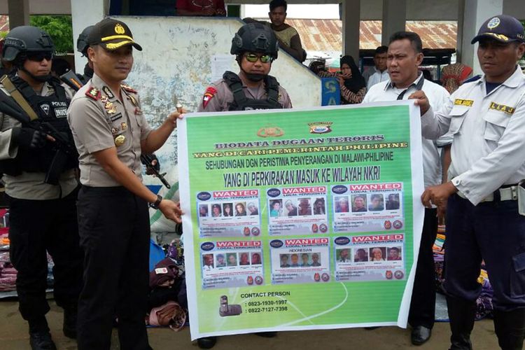 Foto terduga teroris yang dicari pemerintah Philipina disebar aparat kepolisian Polres Morotai di sejumlah tempat keramaian umum, Senin (5/6/2017)