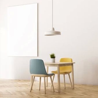 Ilustrasi kursi kayu di rumah minimalis.