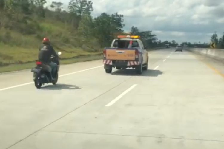 Petugas melakukan pengejaran terhadap pengendara motor yang menerobos Jalan Tol Balikpapan-Samarinda
