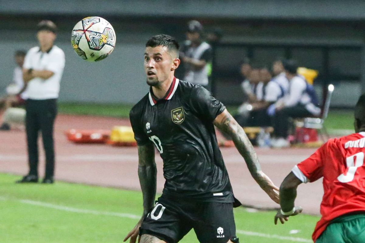 Pemain timnas Indonesia, Stefano Lilipaly berusaha berebut bola dengan pemain timnas Burundi, Harerimana Rashid saat pertandingan FIFA Matchday di Stadion Patriot Candrabhaga, Bekasi, Selasa (28/3/2023). Terkini, Lilipaly hanya menjadi pemain cadangan dalam laga Indonesia vs Argentina.