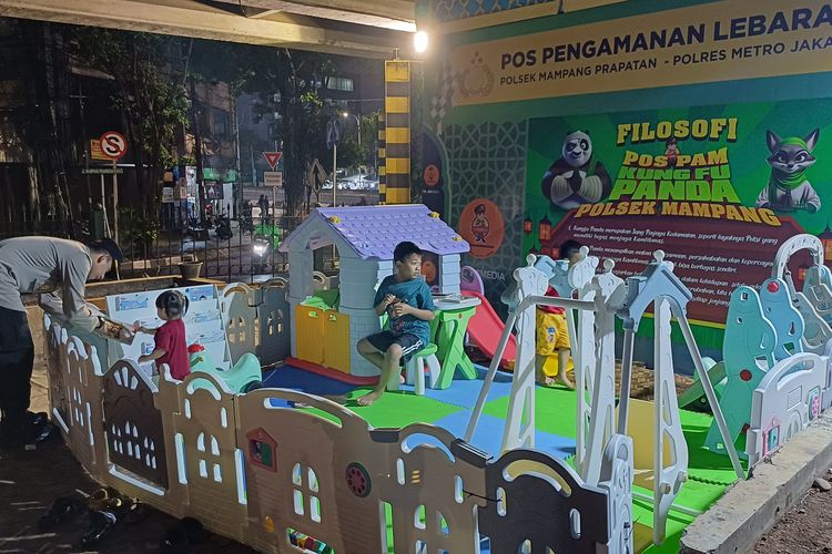 Penampakan pos pengamanan (pospam) ramah anak yang didirikan Polsek Mampang di Simpang Gotri atau kolong Flyover Tendean, Jakarta Selatan, Rabu (3/4/2024).