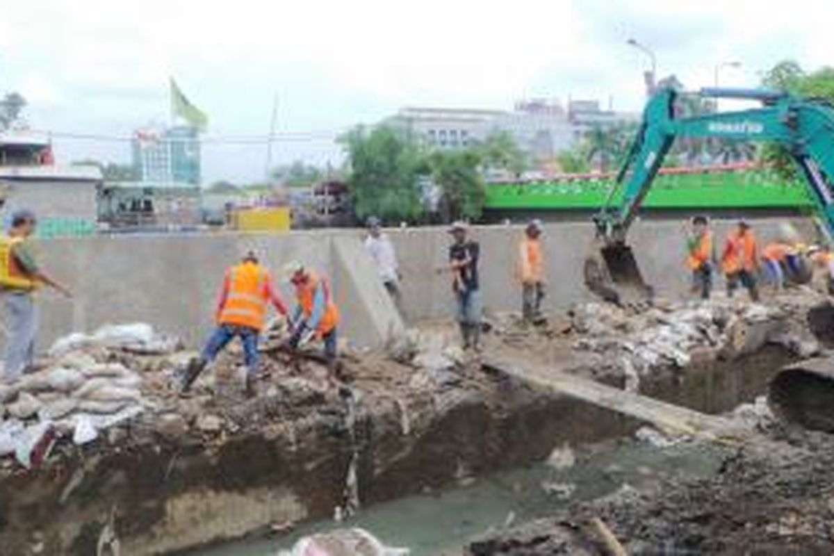 Tanggul Kali Sunter yang dijebol dengan sengaja di Kali Sunter untuk proyek pengerukan kali kini sudah diperbaiki kembali. Selasa (27/1/2015).