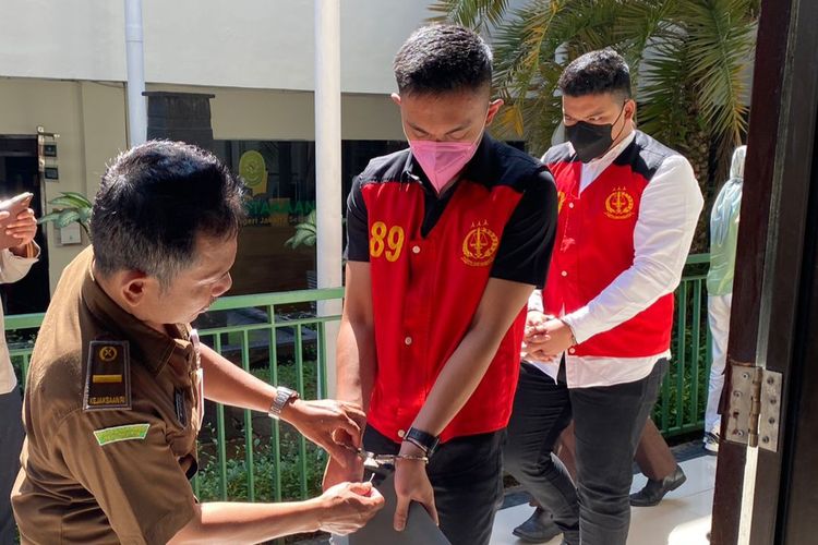 Terdakwa penganiayaan remaja berinisial D (17), Mario Dandy Satriyo (20) dan Shane Lukas (19) saat tiba di ruang sidang Pengadilan Negeri Jakarta Selatan, Kamis (20/7/2023). 