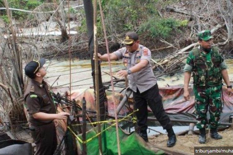 Polda Jambi dan tim gabungan TNI, pemda, dan kejaksaan menutup 275 lubang sumur minyak ilegal di wilayah Kabupaten Batanghari dan Kabupaten Sarolangun, Provinsi Jambi, Selasa (3/12/2019).