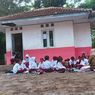 Ruang Kelas Ambruk, Murid SD di Cianjur Gelar Karpet Belajar di Lapang
