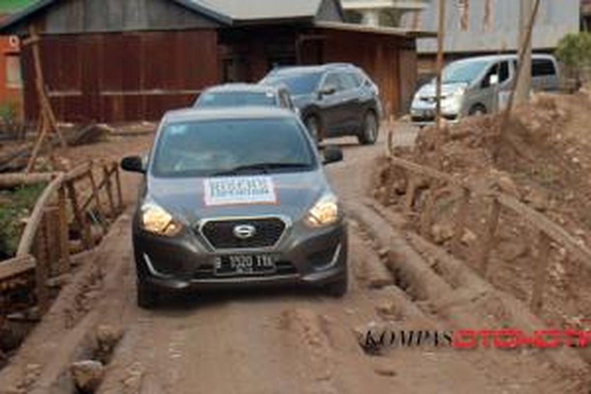 Mobil murah Datsun saat melibas beratnya jalanan di Sulawesi dalam Datsun Risers Expedition.