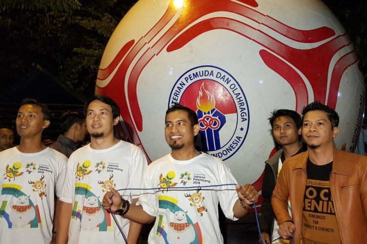 Warga Kabupaten Bondowoso, jawa Tinur, Mengaran Bola Raksasa Sebagai Bentuk Dukungan Suksesnya Pelaksanaan Asian Games