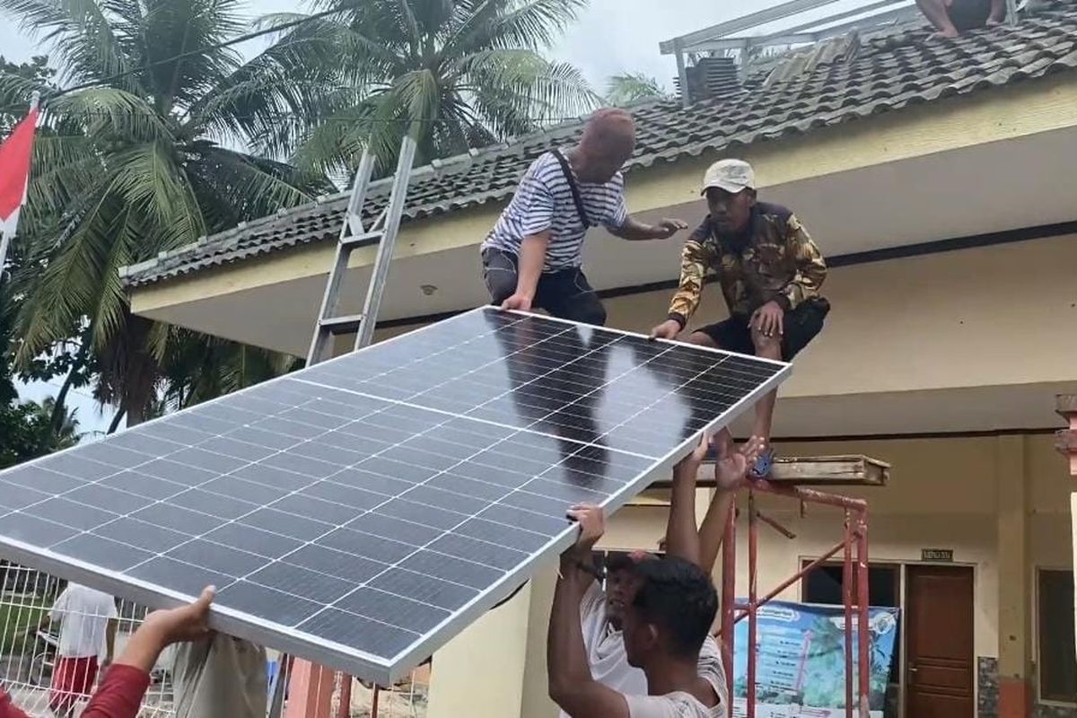 Proses pemasangan Pembangkit Listrik Tenaga Surya (PLTS) di Desa Pagerungan Kecil, Selasa (9/5/2023). 