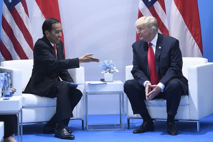 Presiden AS Donald Trump (kanan) dan Presiden Indonesia Joko Widodo mengadakan pertemuan bilateral di sela KTT G20 di Hamburg, Jerman, Sabtu (8/7/2017). Sebelumnya, Presiden Joko Widodo menjadi pembicara pada Leaders Retreat KTT G20 atau G20 sesi I mengenai terorisme, Jumat 7 Juli siang waktu setempat.