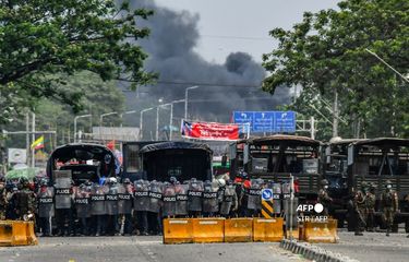 Dianggap Bantu Junta Militer Myanmar, Pabrik China Dibakar ...