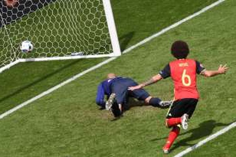 Gelandang Belgia, Axel Witsel, mencetak gol kedua ke gawang Republik Irlandia pada partai Piala Eropa Grup E di Stadion Stade de Bordeaux, Sabtu (18/6/2016).