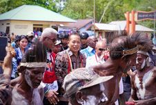 Menkop Resmikan Operasional Kopdes Merah Putih di Atuka Mimika