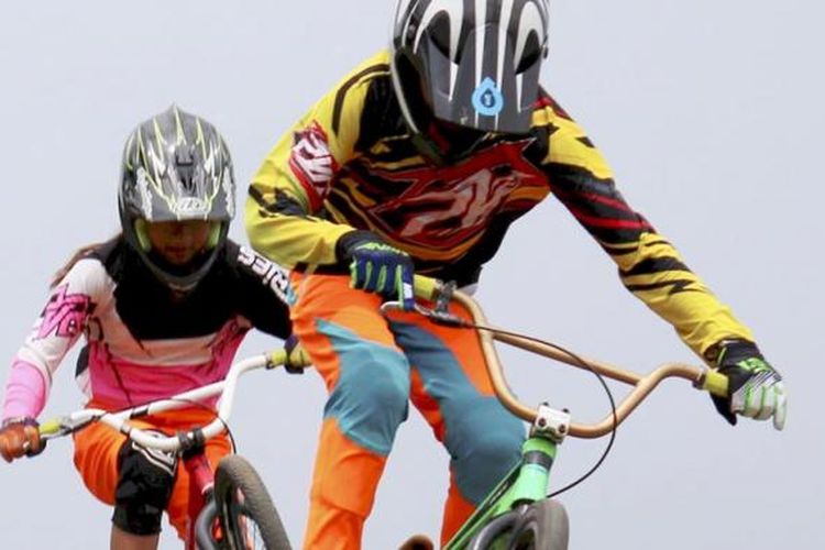 Kakak beradik Jasmine Az Zahra (belakang) dan Jet One Robbil memamerkan kemampuan mereka melakukan jumping saat berlatih di sirkuit BMX Sleman, DI Yogyakarta, akhir Januari lalu. Keduanya adalah atlet muda BMX andalan Yogyakarta yang diharapkan bisa menjadi penerus para pebalap BMX senior Indonesia untuk meraih prestasi di level internasional.