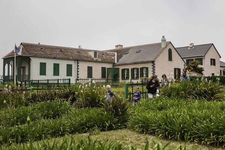 Turis pada 17 Oktober 2017 mengunjungi Longwood House di St Helena, Inggris, yang merupakan kediaman terakhir Napoleon sebelum meninggal.