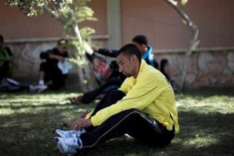 Pelari asal Jalur Gaza, Nader al-Masri sedang mempersiapkan diri menjelang lomba lari maraton di Jalur Gaza belum lama ini. Pemerintah Israel menolak permohonan Al-Masri untuk ikut serta dalam maraton di Tepi Barat yang akan digelar pada 11 April mendatang.