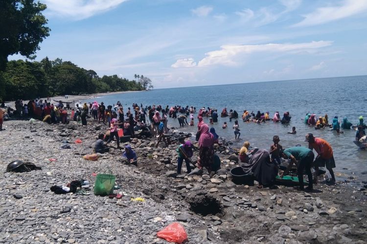 Ratusan warga Desa Tamilow, Kecamatan Amahai, Kabupaten Maluku Tengah tengah mendulang emas di pantai dusun Pohon Batu, desa setempat, Rabu (24/3/2021)