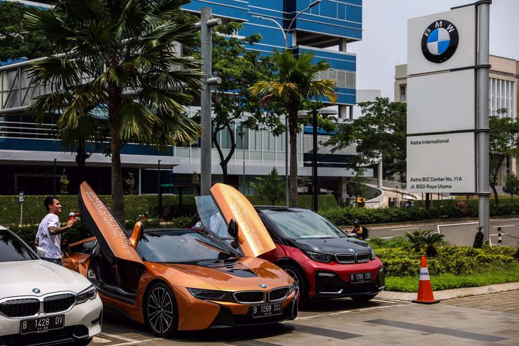 Pengunjung mencoba langsung kendaraan BMW terbaru saat BMW On Tour di dealer BMW Astra Serpong, Tangerang, Sabtu (17/10/2020). BMW Indonesia menggelar program penjualan pada masa PSBB transisi pandemi Covid-19 di 8 jaringan diler resmi BMW Group Indonesia dengan menerapkan protokol kesehatan dan sanitasi.