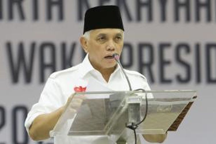 Cawapres nomor urut 1, Hatta Rajasa, mengumumkan harta kekayaannya hasil verifikasi KPK, di kantor KPU, Jakarta Pusat, Selasa (1/7/2014). Capres nomor urut 1, Prabowo Subianto memiliki harta kekayaan terbanyak, yaitu sebesar Rp 1,6 triliun, cawapres nomor urut 2, Jusuf Kalla sebesar Rp 465 miliar, cawapres nomor urut 1, Hatta Rajasa sebesar Rp 30 miliar, dan capres nomor urut 2, Joko Widodo sebesar Rp 29 miliar.