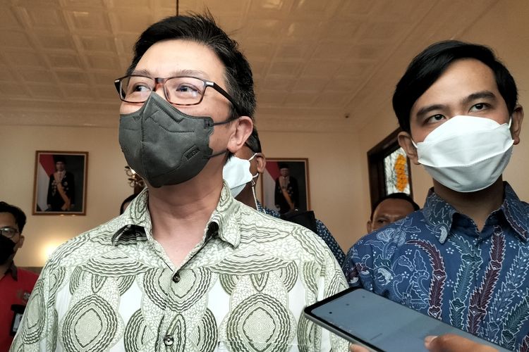 Wali Kota Solo Gibran Rakabuming Raka dan Deputy Direktur Taman Safari Indonesia Hans Manansang, di Loji Gandrung, Kota Solo, Selasa (20/2/2022)