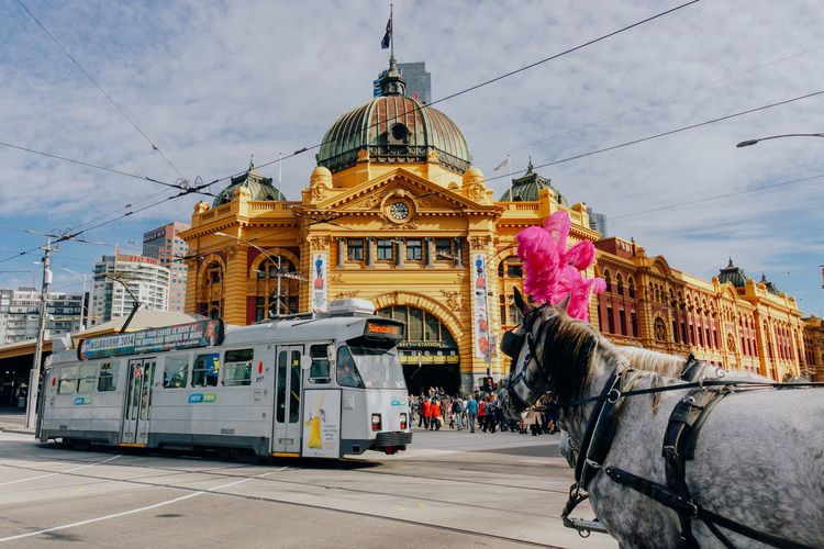 Ilustrasi Flinders Street Railway Station atau Stasiun Flinders Street di Melbourne, Australia.