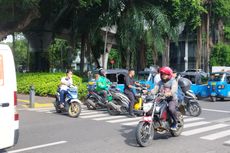 Kondisi Simpang Stasiun Cikini Ramai Lancar meski Banyak Motor Melawan Arah