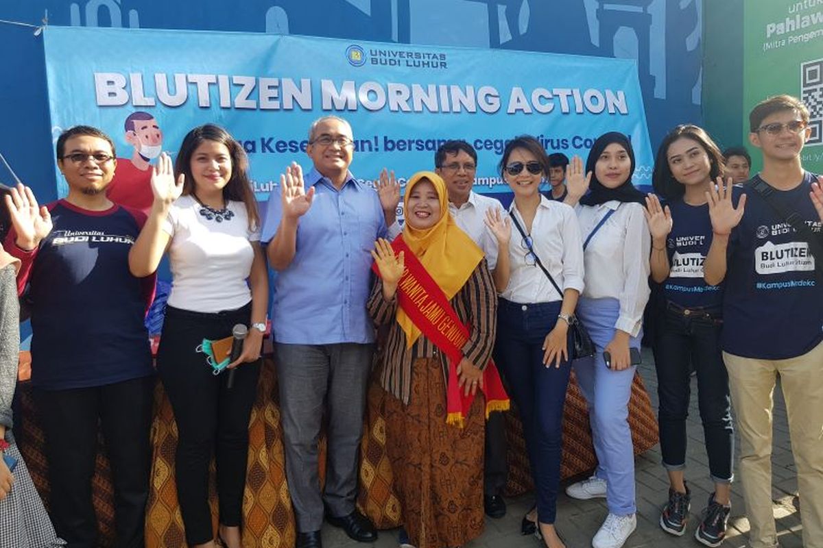 Aksi Bagi masker dan jamu gratis Blutizen Morning Action Universitas Budi Luhur, di di kampus Budi Luhur, Jakarta, Senin (9/2/2020).