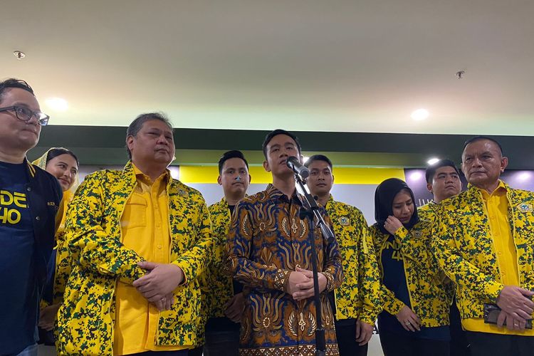 Putra sulung Presiden Joko Widodo dan Wali Kota Solo, Gibran Rakabuming Raka di DPP Partai Golkar, Palmerah, Jakarta Barat, Sabtu (21/10/2023).