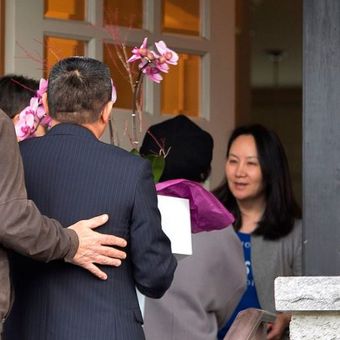 Chief Financial Officer Huawei Technologies Meng Wanzhou (kanan) menyambut kedatangan tamu usai dibebaskan dengan jaminan di rumahnya di Vancouver, British Columbia, Kanada, pada Selasa (12/12/2018). (AFP/Jason Redmond)