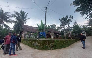 Warga melihat tiang listrik miring di pekarangan Agung Widodo