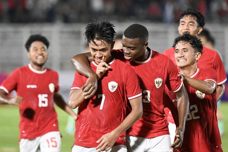 Timnas U20 Indonesia berbagi hasil imbang 1-1 dengan China di Stadion Madya, Jakarta, pada Jumat (22/3/2024) malam WIB. Figo Dennis Saputrananto merayakan gol penalti yang ia cetak.