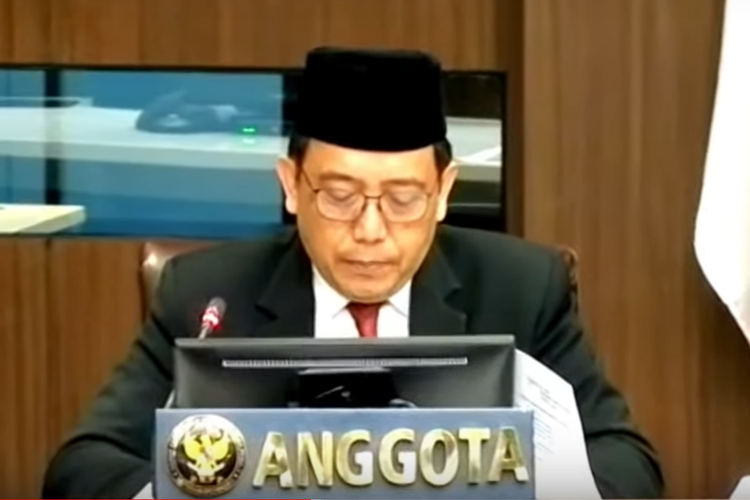 Anggota DKPP I Dewa Kade Wiarsa Raka Sandi saat membacakan pertimbangan putusan terhadap KPU di Jakarta, Senin (5/2/2024).
