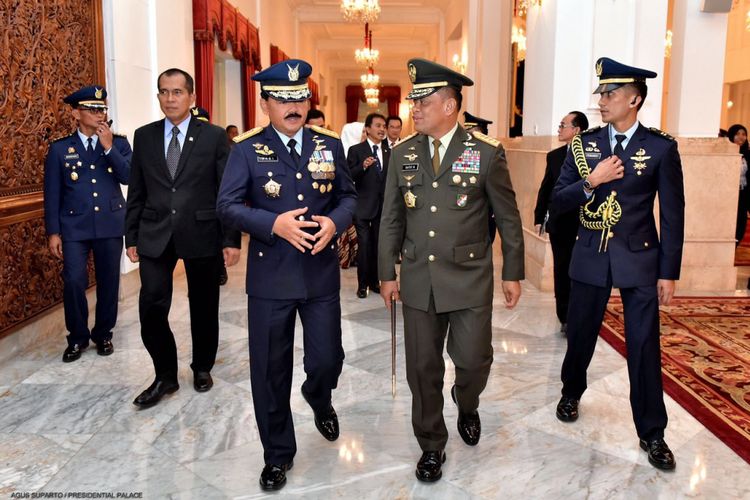 Panglima TNI Marsekal Hadi Tjahjanto berjalan bersama pendahulunya Jenderal Gatot Nurmantyo di Istana Negara, Jumat (8/12/2017).
