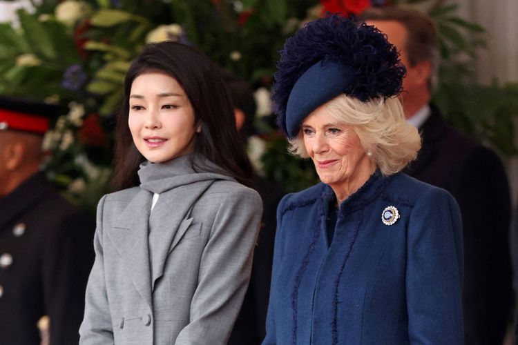 Ibu negara Korea Selatan, Kim Keon Hee dan Ratu Camilla dalam kunjungan di London.