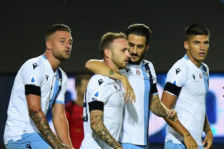 Sergej Milinkovic-Savic (kiri) melakukuan selebrasi gol bersama rekan satu timnya pada laga Atalanta vs Lazio di Stadio Azzurri dItalia dalam lanjutan pekan ke-27 Serie A, kasta teratas Liga Italia, Rabu (24 Juni 2020).