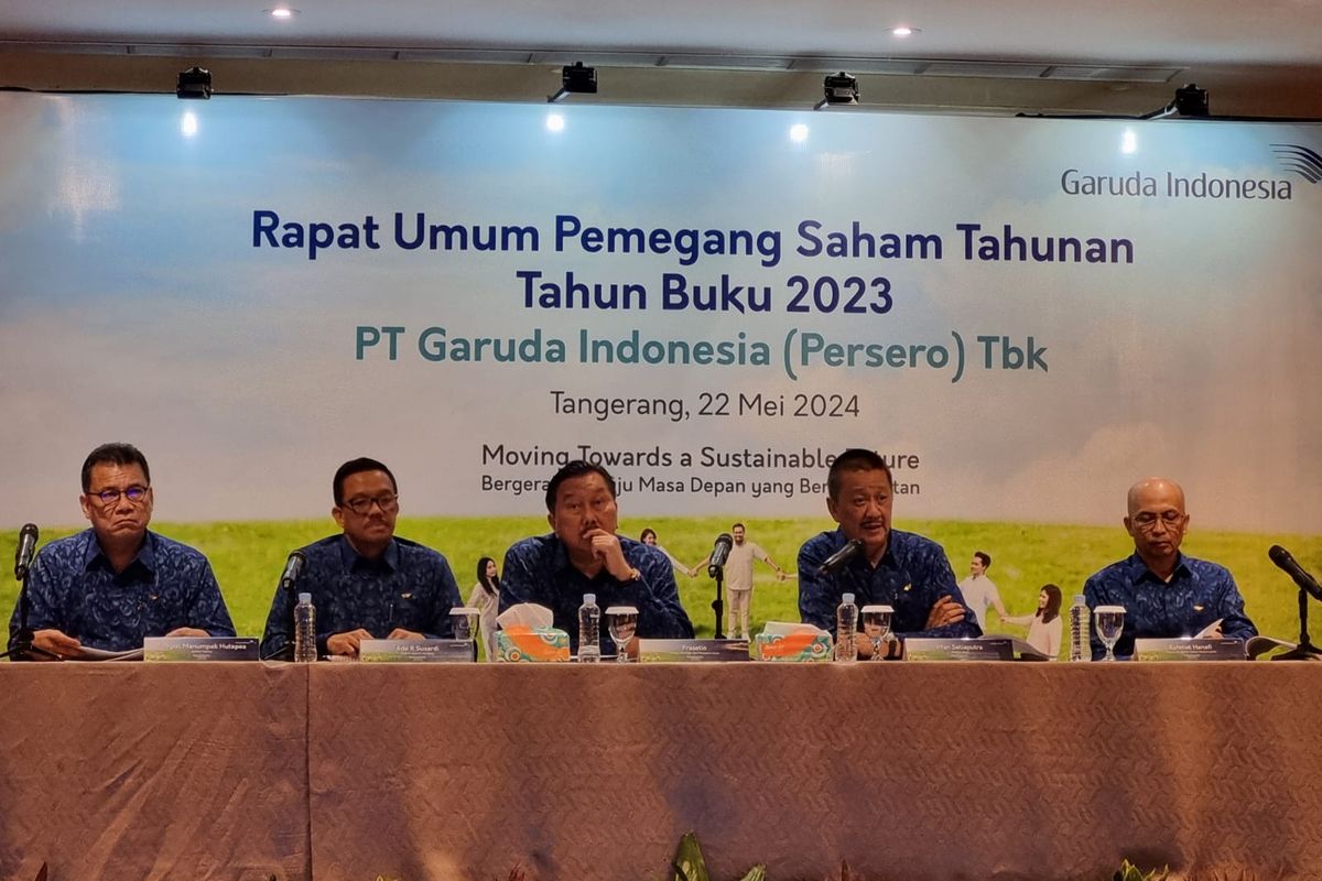 Direktur Utama Garuda Indonesia Irfan Setiaputra dan jajaran direksi lainnya saat konferensi pers RUPST 2023 di Gedung Manajemen Garuda Indonesia, Rabu (22/5/2024).