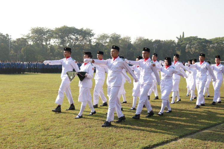 Pasukan Pengibar Bendera Merah Putih ITS telah usai melaksanakan tugasnya dalam upacara Peringatan HUT Kemerdekaan RI ke-73 (17/8/2018)