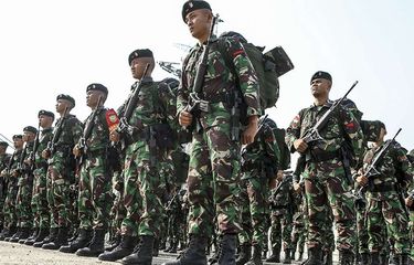 Ratusan prajurit TNI AD dari Batalyon Infanteri Raider 142/Ksatria Jaya mengikuti upacara pemberangkatan Satgas Pamtas RI-RDTL Sektor Timur di Pelabuhan Boom Baru Palembang, Sumatera Selatan, Rabu (28/8/2019). Sebanyak 400 orang prajurit TNI AD dari Batalyon Infanteri Raider 142/Ksatria Jaya, Jambi diberangkatkan untuk pengamanan perbatasan negara Republik Indonesia-Republik Demokratik Timur Leste selama sembilan bulan.