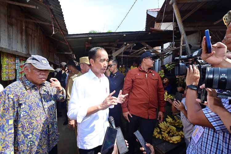 Presiden Joko Widodo memberikan keterangan pers usai meninjau Pasar Sebukit Rama di Kabupaten Membawah, Kalimantan Barat, pada Rabu (20/3/2024).