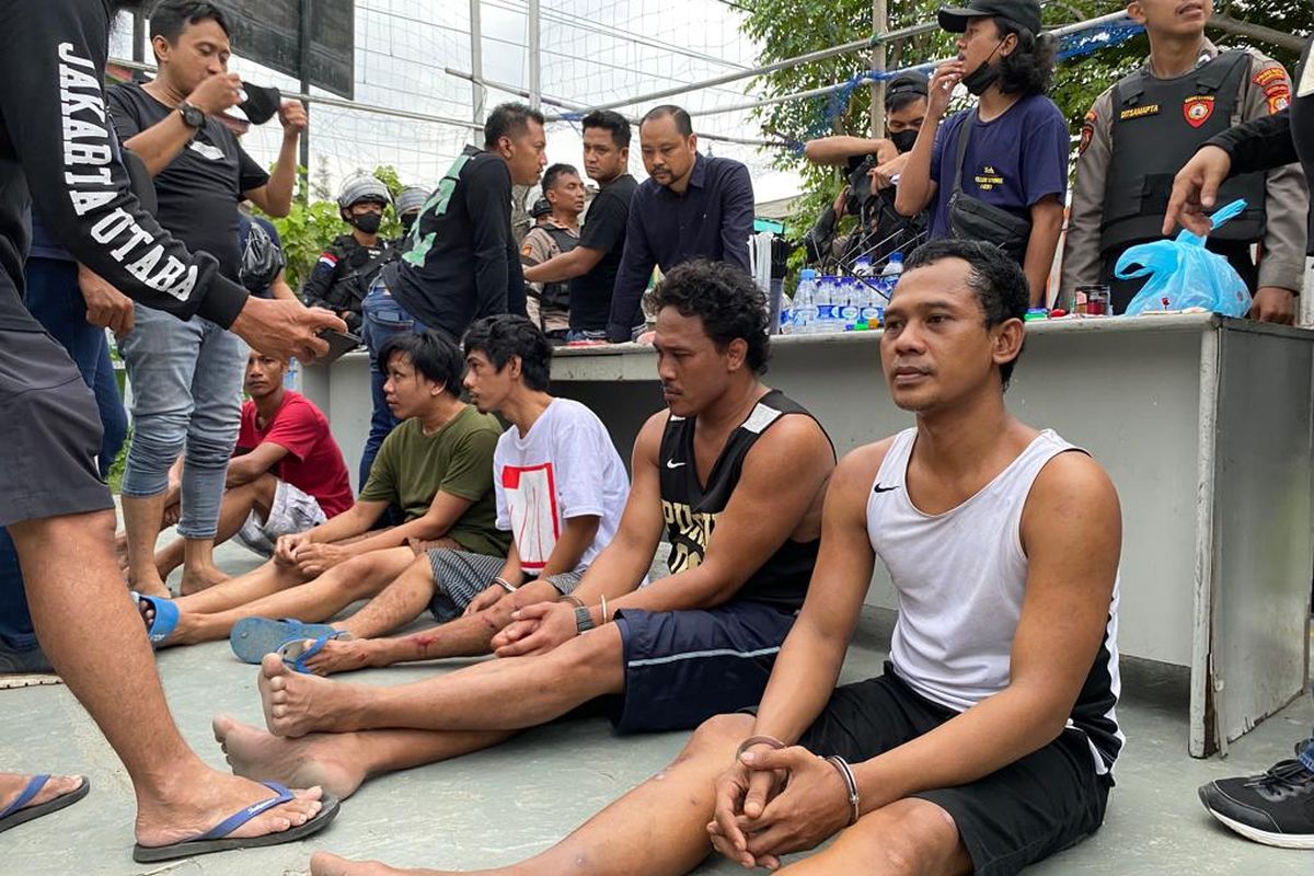 Terduga pelaku pengedar dan penyalahgunaan narkoba di Kampung Bahari, Tanjung Priok, Jakarta Utara diamankan saat giat penggerebekan pada Rabu (30/11/2022). 