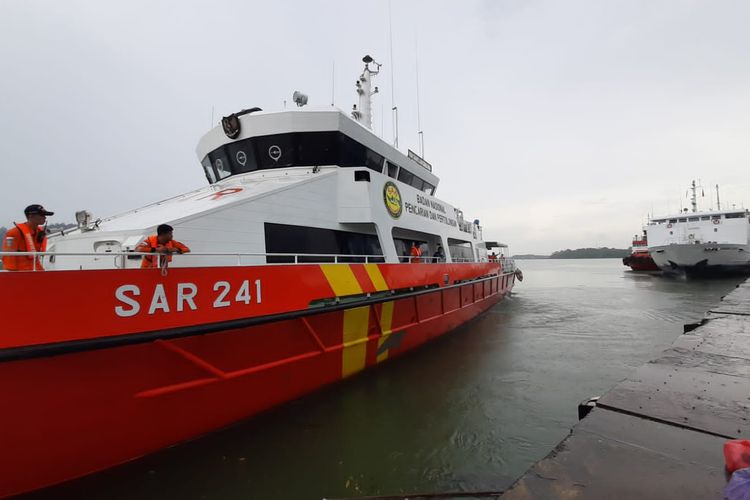 KN SAR Laksamana 142 bersiap melanjutkan pencarian 11 ABK KM Teman Niaga, Selasa (30/8/2022). 